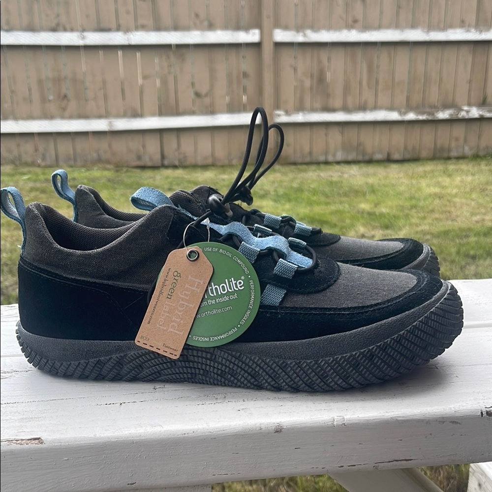 Hybrid & Company Black and Light Blue Sneakers